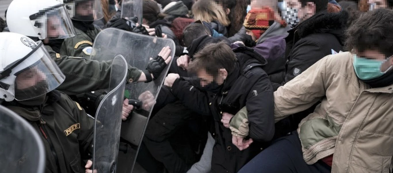 Πορείες φοιτητών κατά του νέου νομοσχεδίου για την Παιδεία - Ένταση και χημικά στη Θεσσαλονίκη (φώτο-βίντεο)